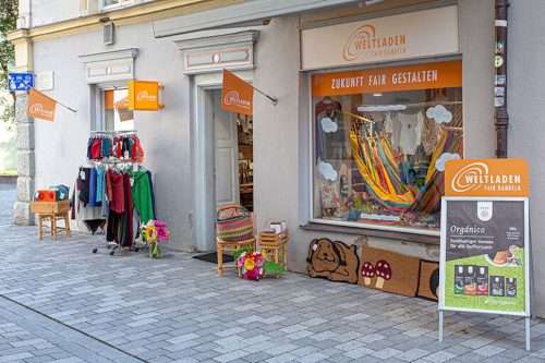 „Mit kleinen Schritten Großes bewirken“: Weltladen Kaufbeuren startet kostenloses Pilotprojekt für junge Erwachsene