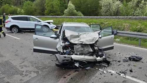 Verkehrsunfall mit drei Schwerverletzten auf der B16