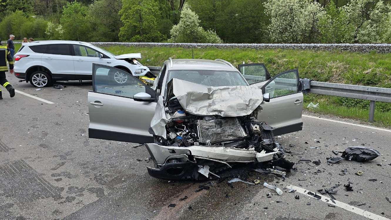 Verkehrsunfall mit drei Schwerverletzten auf der B16