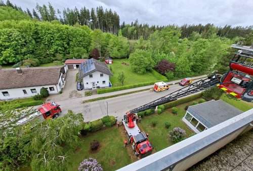 Feuerwehr rettet Patienten über Drehleiter in Neugablonz