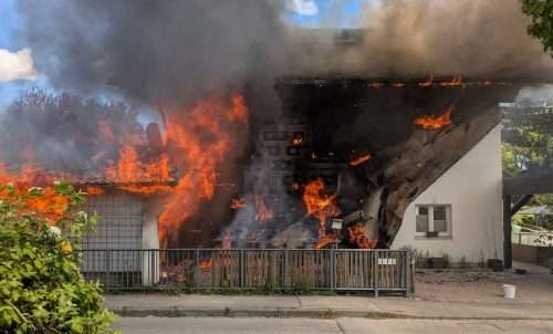 Großbrand in Kaufbeuren: Feuer greift von Garage auf Wohnhaus über