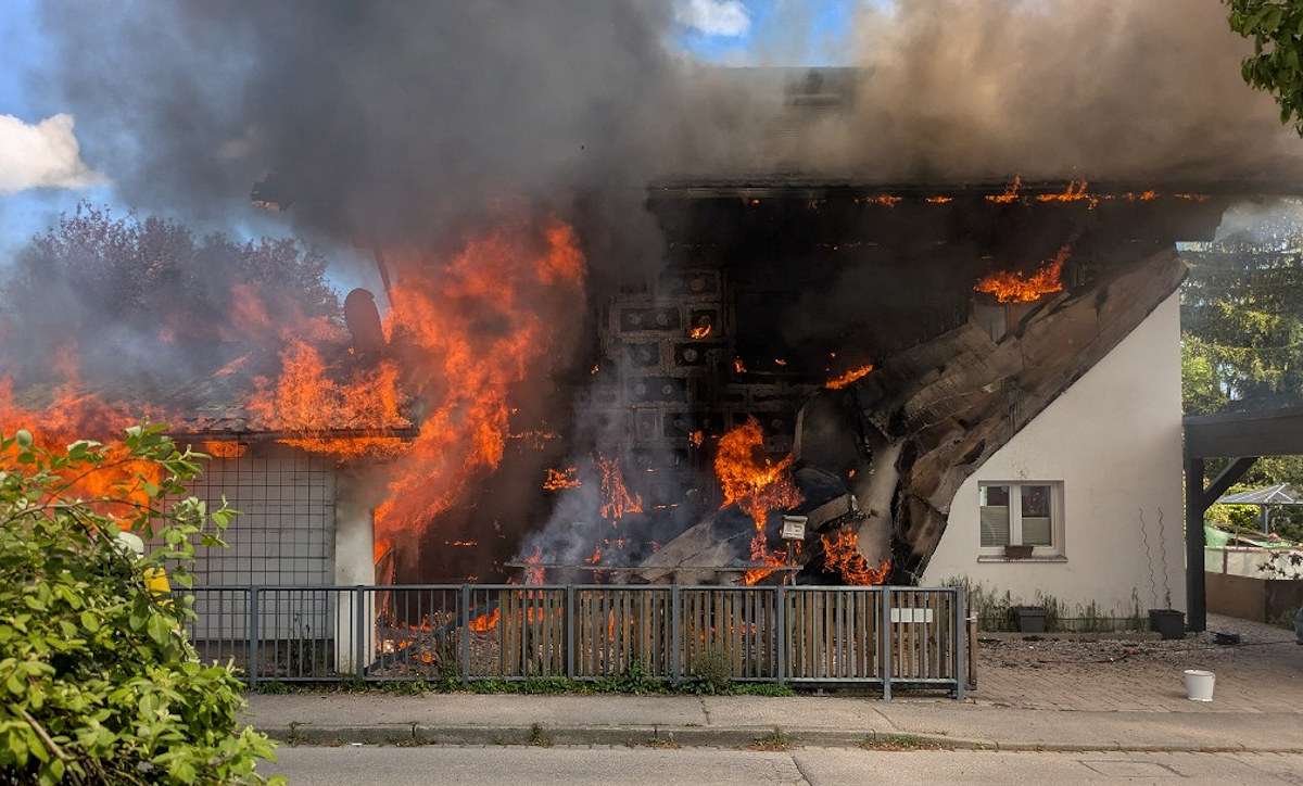 Großbrand in Kaufbeuren: Feuer greift von Garage auf Wohnhaus über