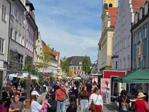 Künstlermarkt und verkaufsoffener Sonntag locken zahlreiche Besucher in die Kaufbeurer Altstadt