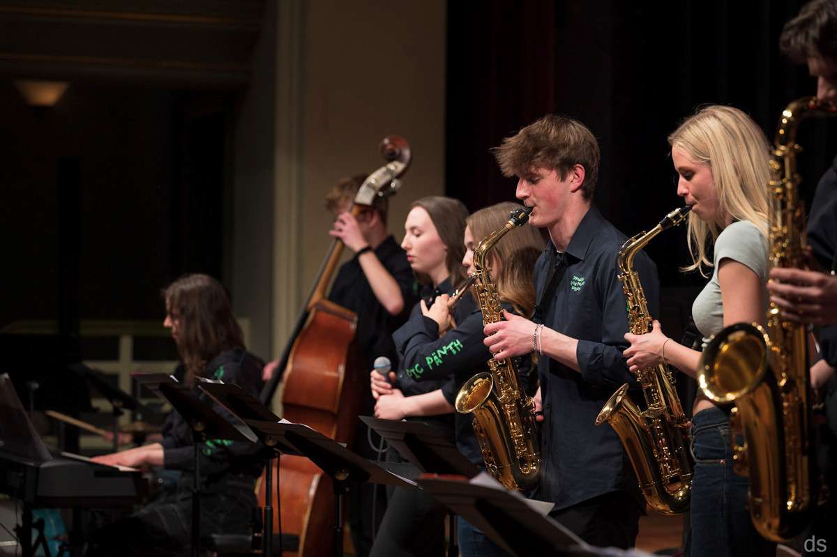 Jugend-Bigband, Blasorchester und die Buron Böhmischen der Sing – und Musikschule laden am 08. Mai im Stadtsaal