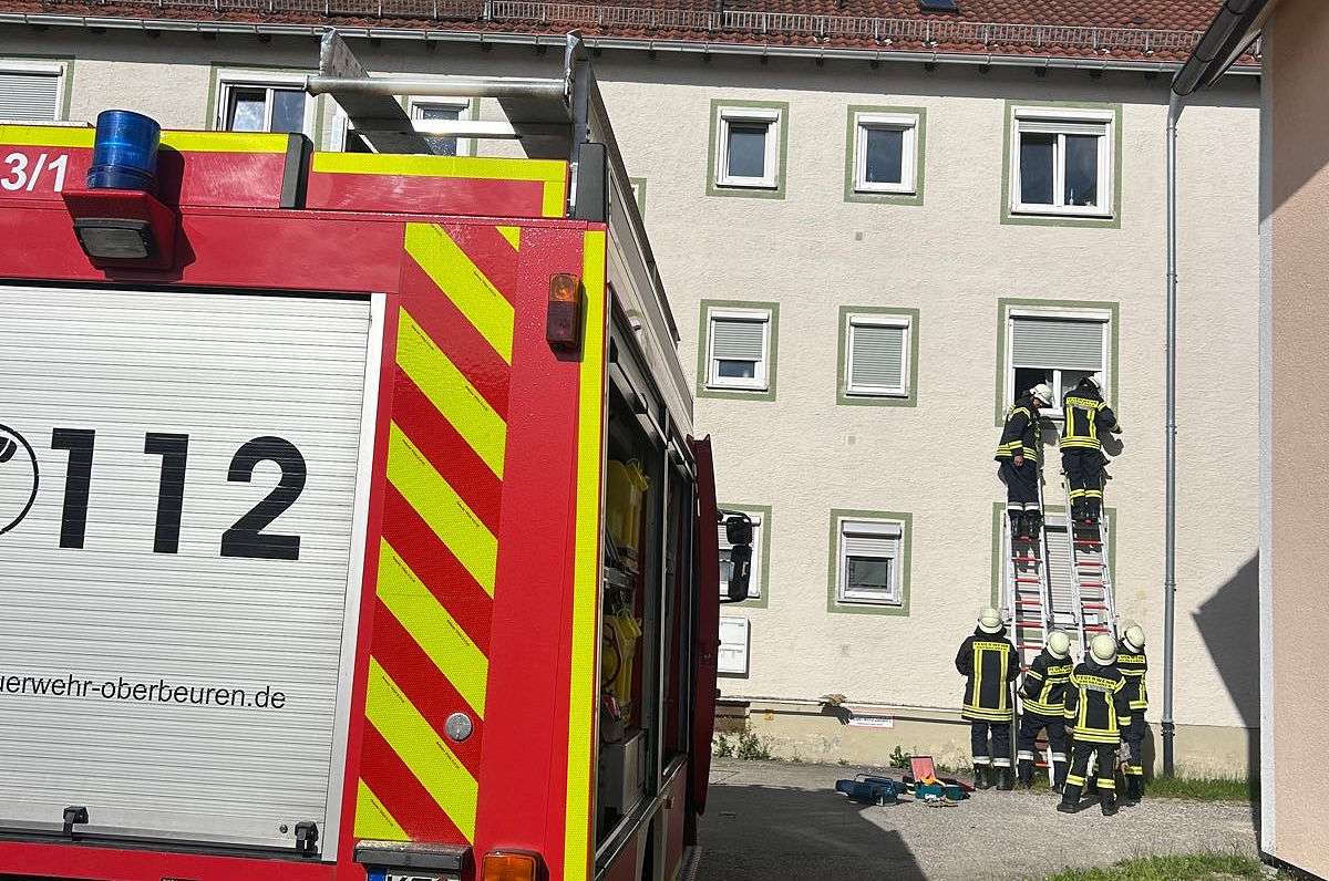 Feuerwehr Oberbeuren öffnet Wohnungstür für Rettungseinsatz