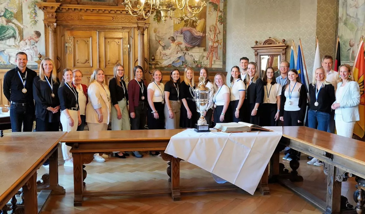 Stadt Kaufbeuren würdigt die Damenmannschaft des ESV Kaufbeuren für eine außergewöhnliche Saison
