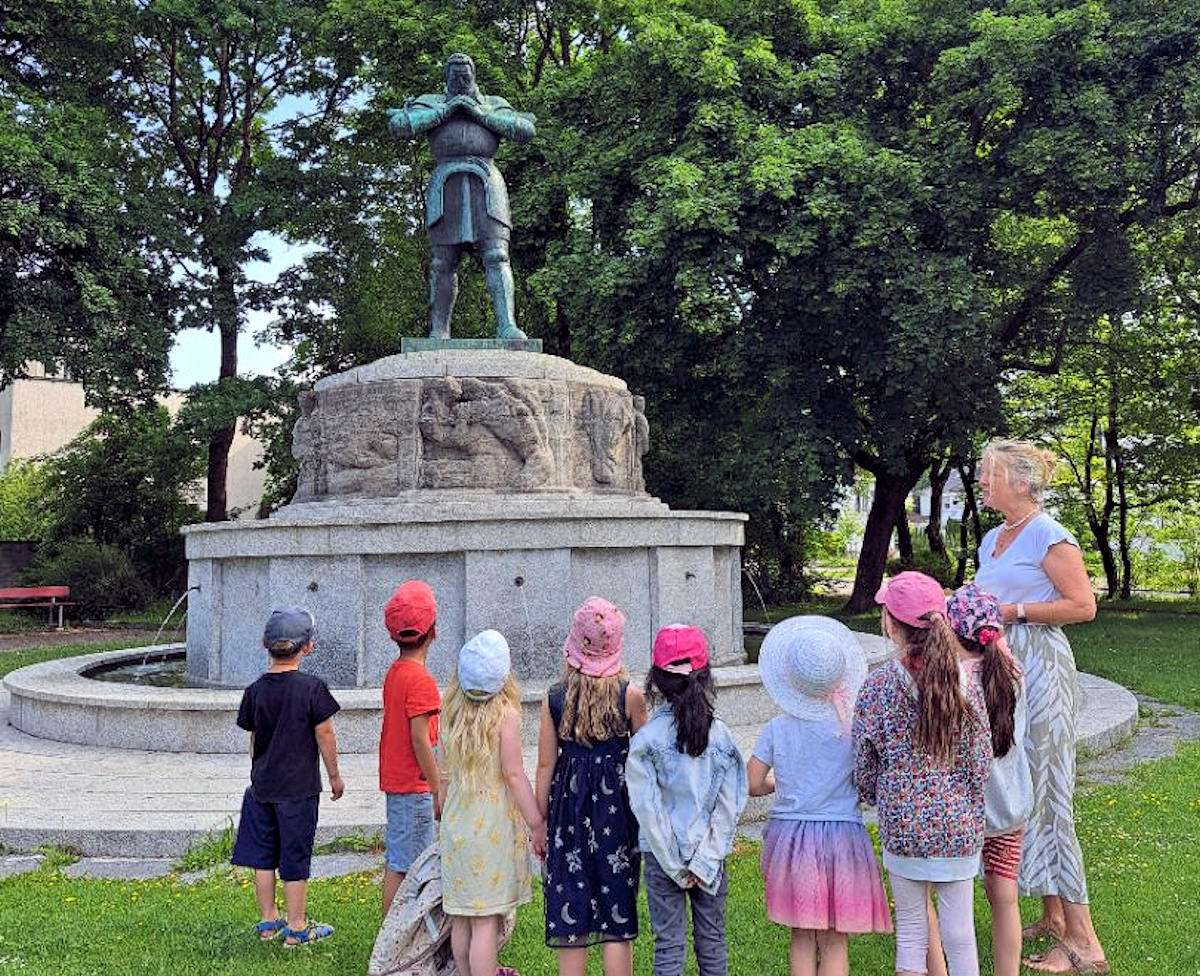 Kinderhaus Blattneiweg: Kinder basteln ein Stück Geschichte
