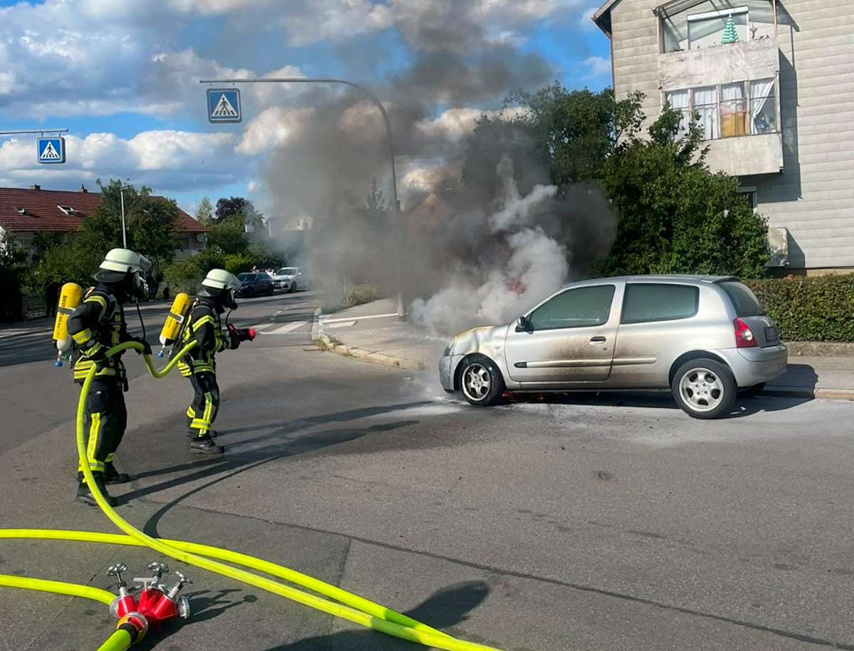 Auto brennt in der Hüttenstraße in Neugablonz