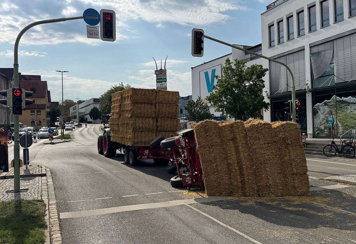 Traktoranhänger kippt in Kaufbeuren um – Stroh landet auf der Fahrbahn