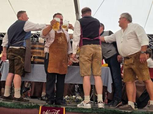 OB Stefan Bosse erfolgreich gegen Tänzelfest-Vorstand beim Bieranstich im Festzelt (Tänzelfest Kaufbeuren 2026)