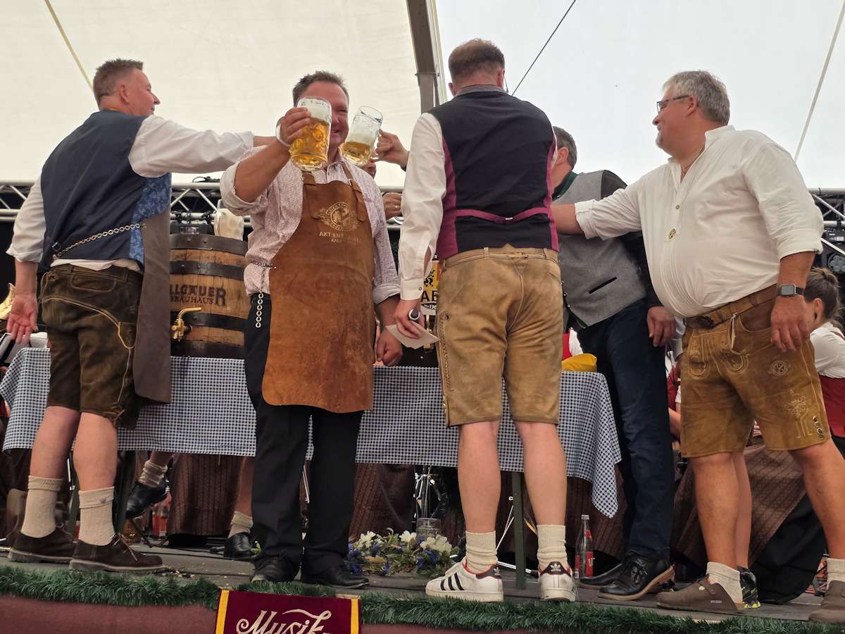 OB Stefan Bosse erfolgreich gegen Tänzelfest-Vorstand beim Bieranstich im Festzelt (Tänzelfest Kaufbeuren 2026)