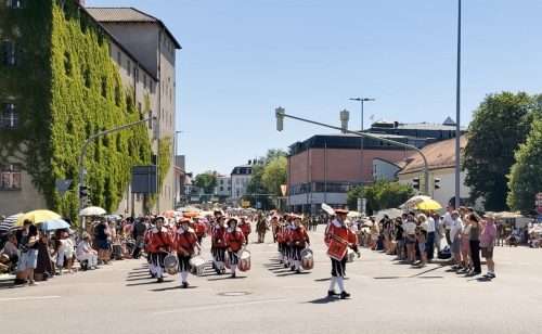Großer Festumzug begeistert wie jedes Jahr tausende Besucher beim Tänzelfest 2026