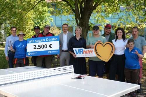 Spendenübergabe mit sportlichem Schlagabtausch