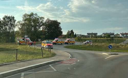 Brand im Bezirkskrankenhaus: Feuerwehren mit Großaufgebot alarmiert