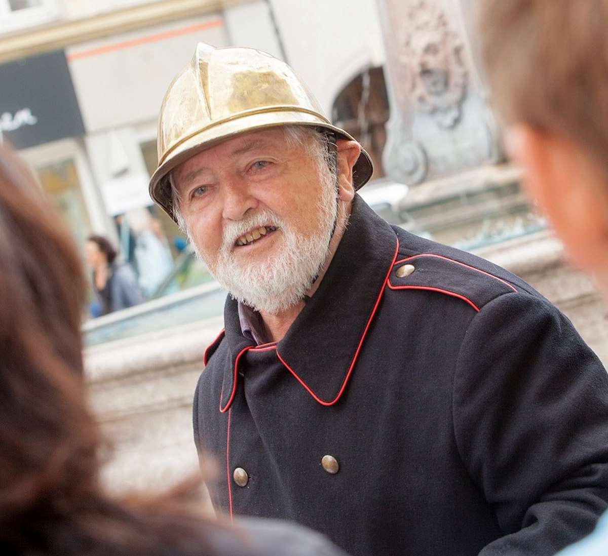 „Feuer und Flamme“ am 5. September: Unterwegs mit einem Feuerwehrmann in historischer Uniform