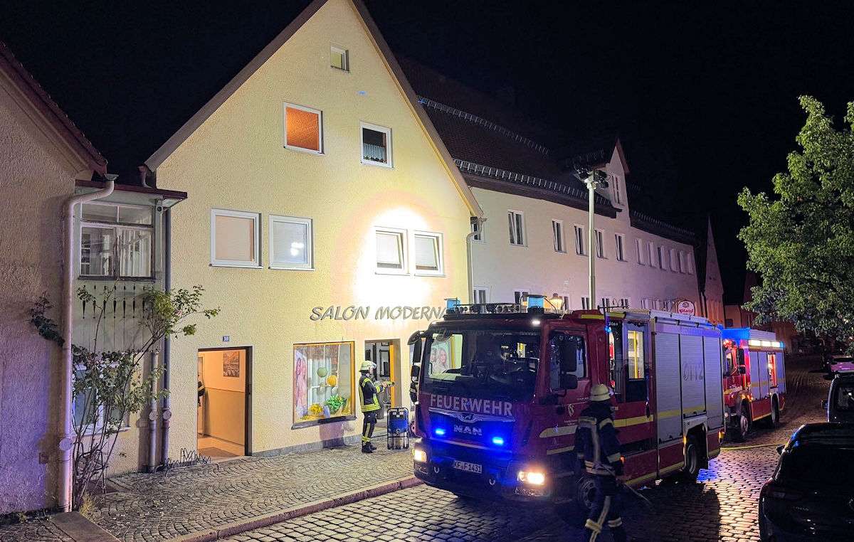 Wasser läuft aus Fehldecke: Feuerwehr Kaufbeuren in der Neuen Gasse im Einsatz