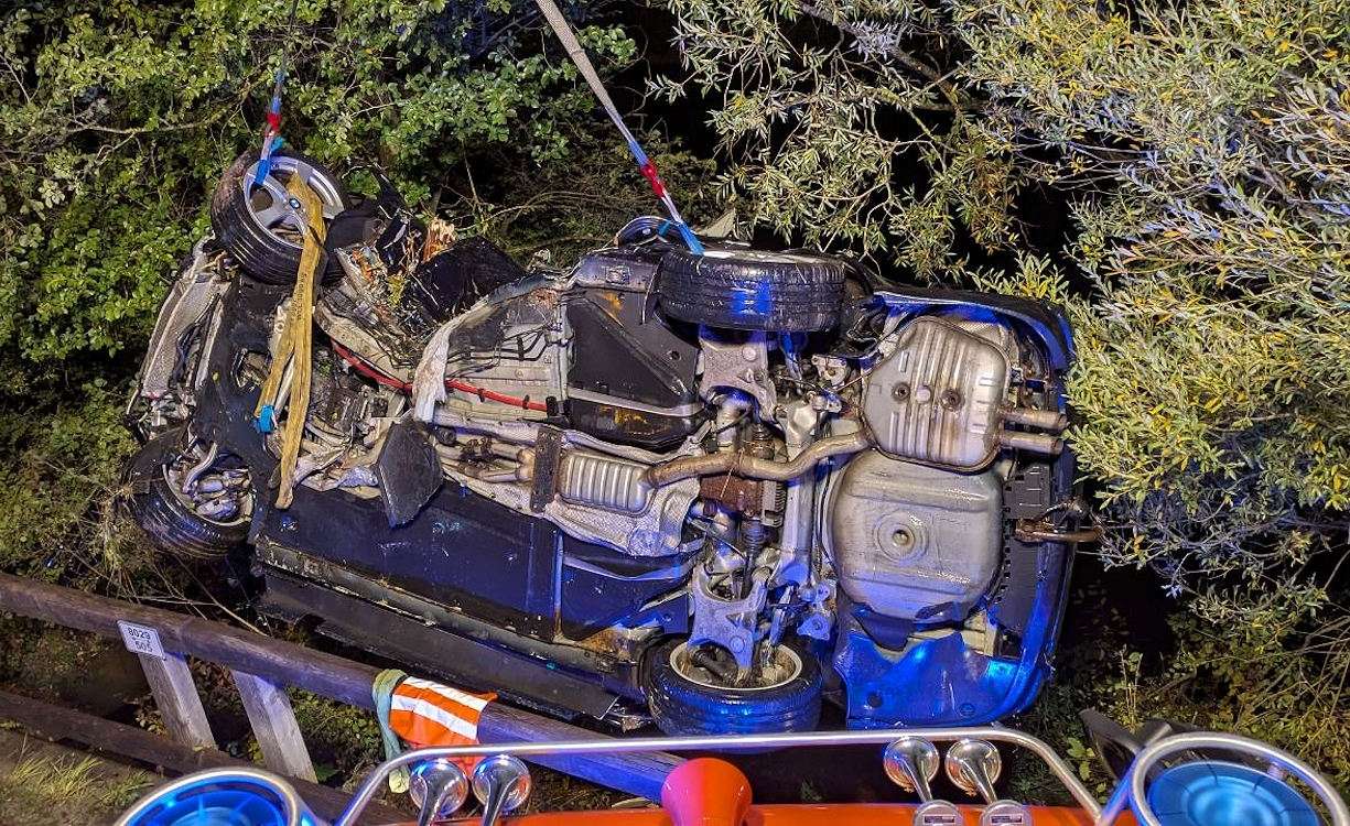 Auto stürzt sechs Meter tief in die Wertach: 16-Jährige bei Unfall auf der B16 schwer verletzt
