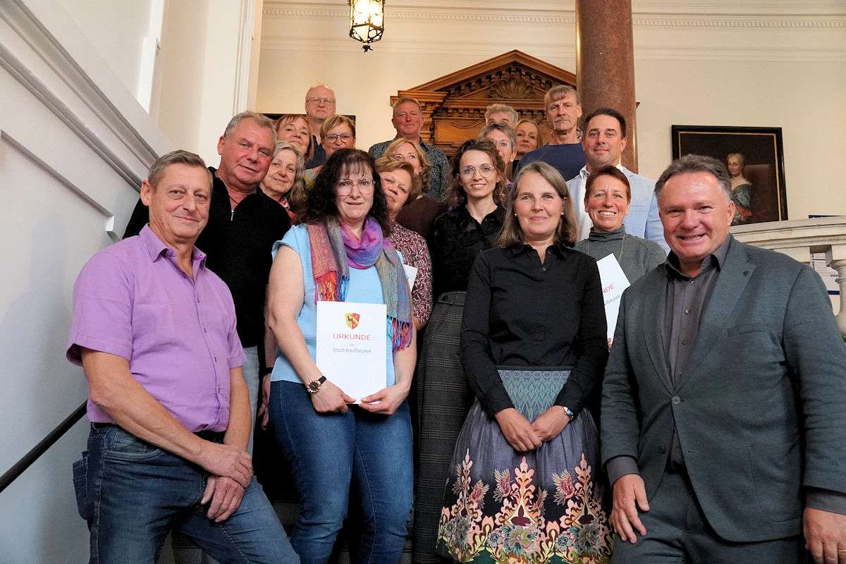 Stadt Kaufbeuren ehrt 28 Mitarbeitende für 25 und 40 Jahre im Dienst