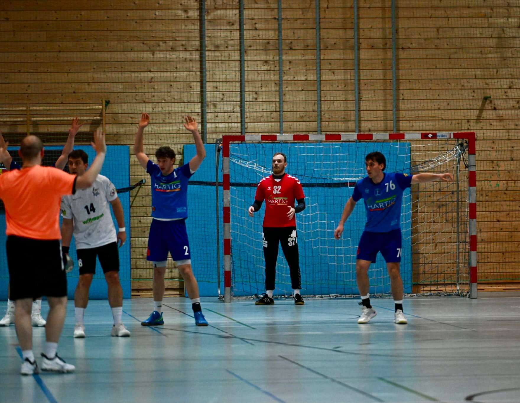 Kaufbeurer Handballer mühen sich zum ersten Heimsieg