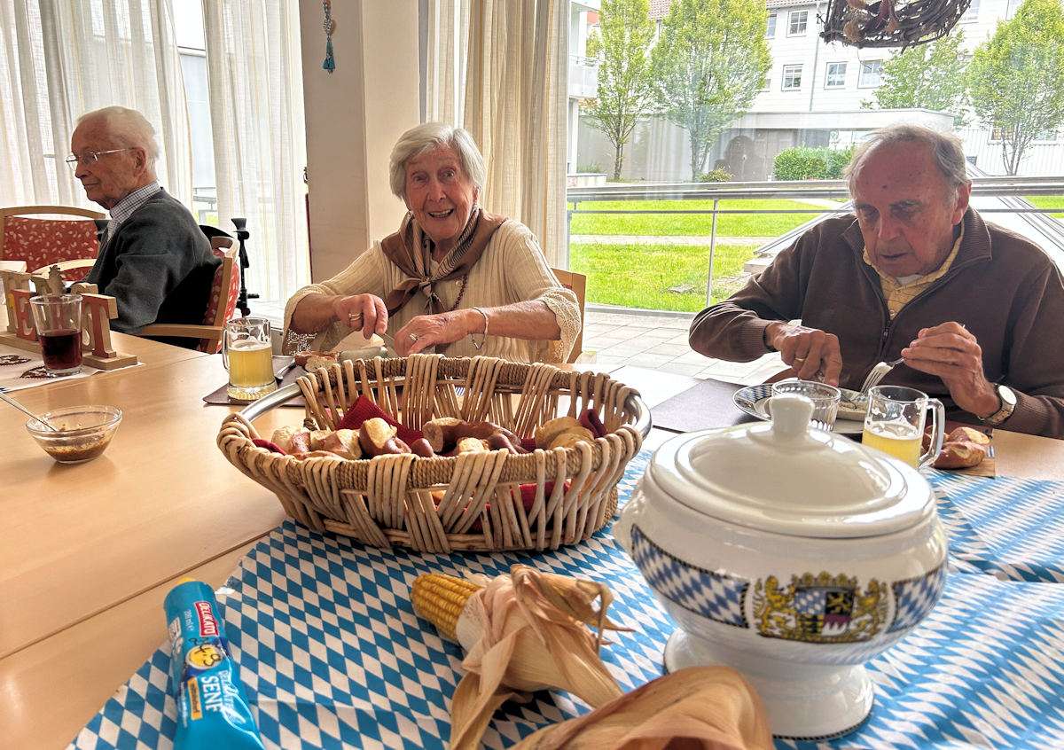 Zünftiges Weißwurstfrühstück im BRK-Tagestreff Hüttenstraße