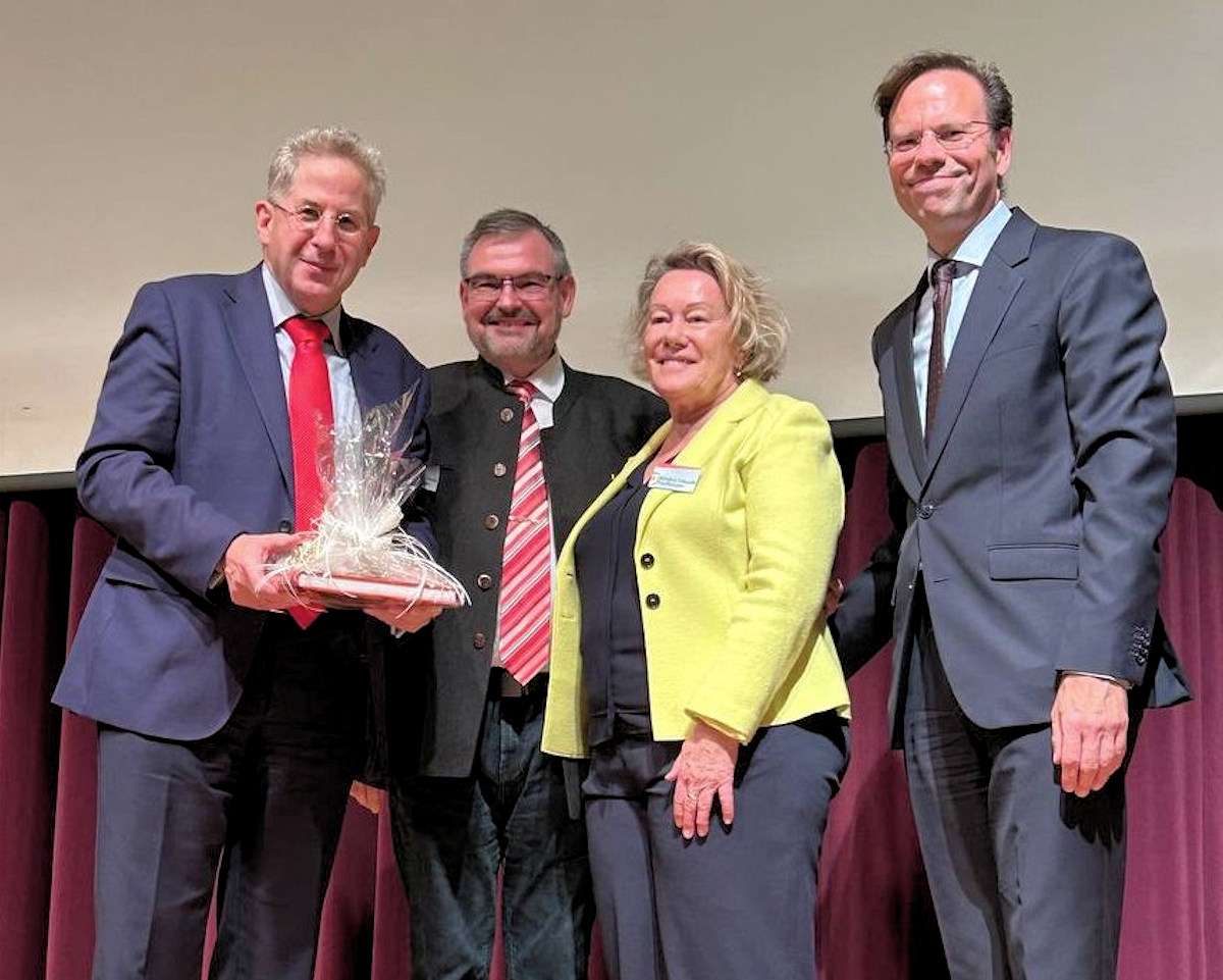 Hans-Georg Maaßen spricht vor rund 400 Gästen im Kaufbeurer Stadtsaal
